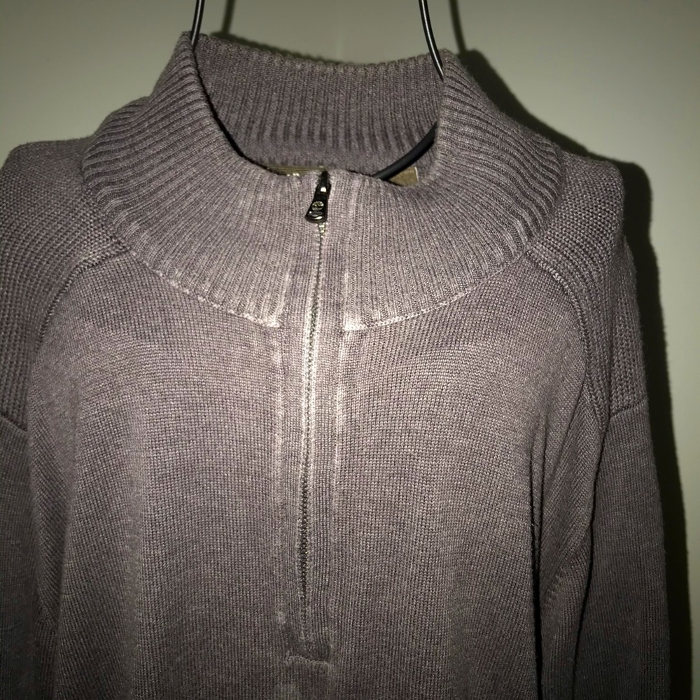 Nice gray sweater in very good condition